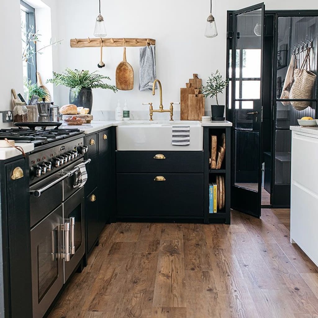 Harvey Maria Coppice flooring in a modern kitchen with black cabinetry