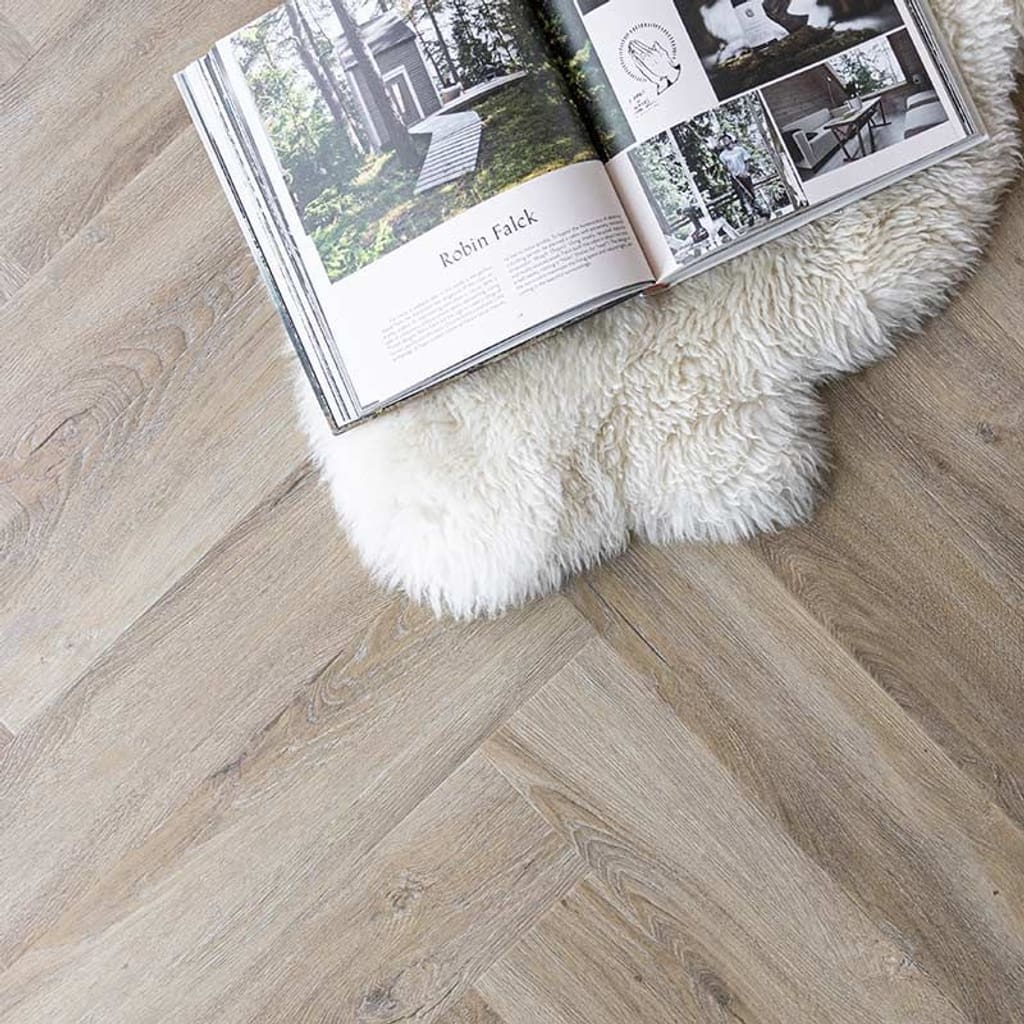 Detailed close up of the wood grain texture on a Flaxen Oak LVT plank